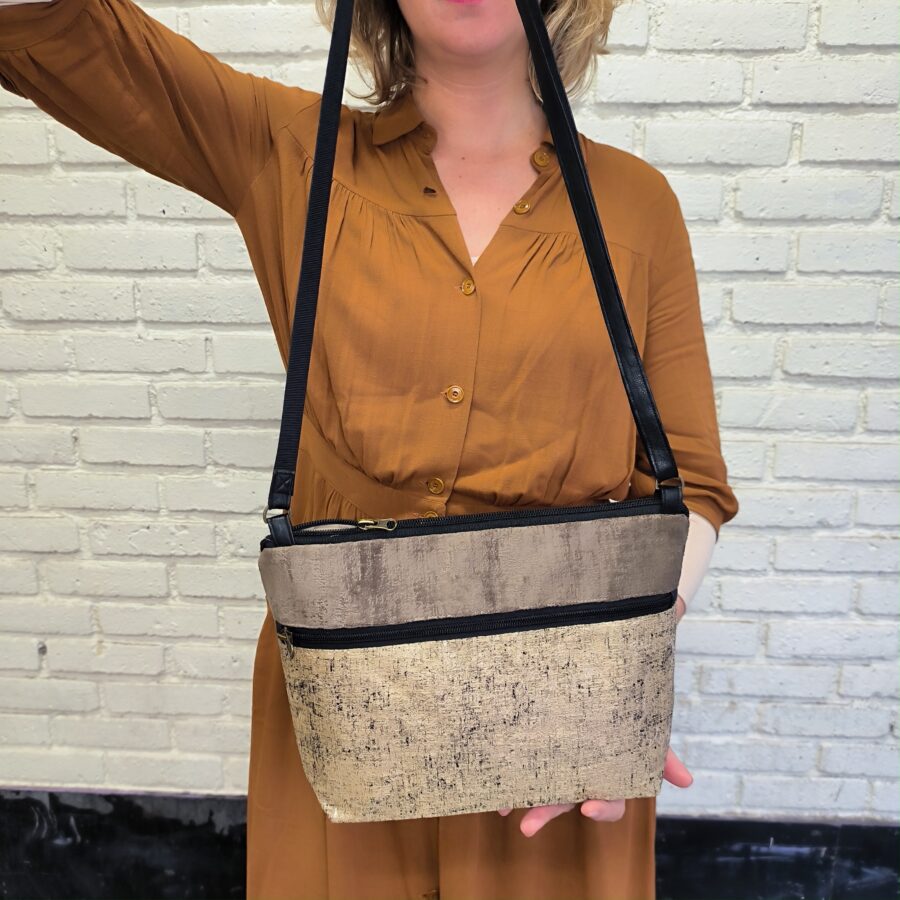Pochette bandoulière vegan dorée en  Fleurs japonaises or et noir – Image 4