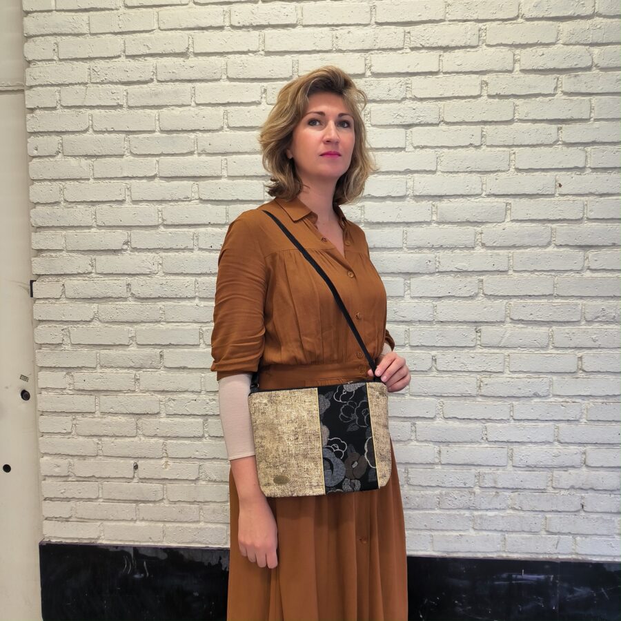 Pochette bandoulière vegan dorée en  Fleurs japonaises or et noir
