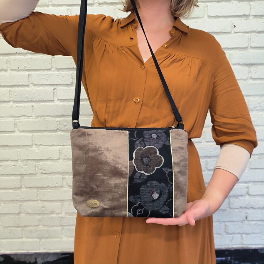 Pochette bandoulière vegan Fleurs japonaises en velours Marron