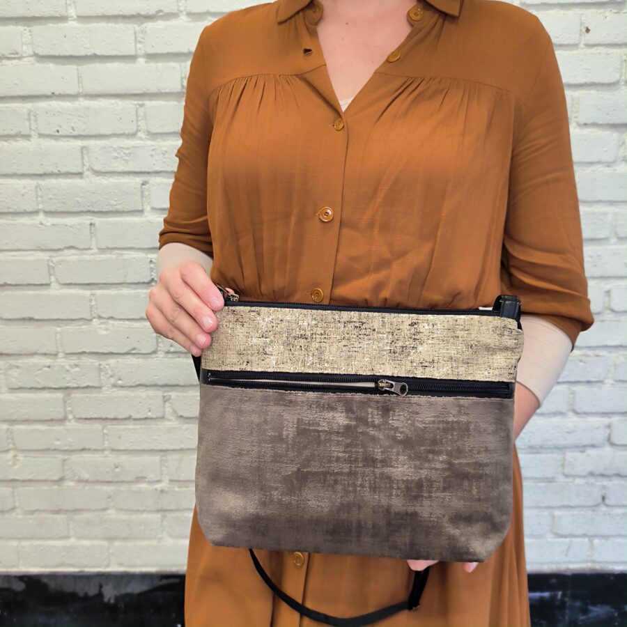 Pochette bandoulière vegan Fleurs japonaises en velours Marron – Image 2