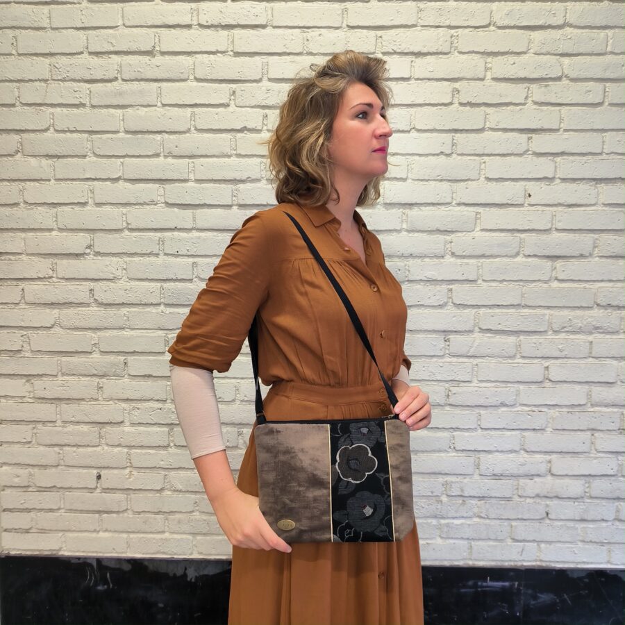 Pochette bandoulière vegan Fleurs japonaises en velours Marron – Image 4