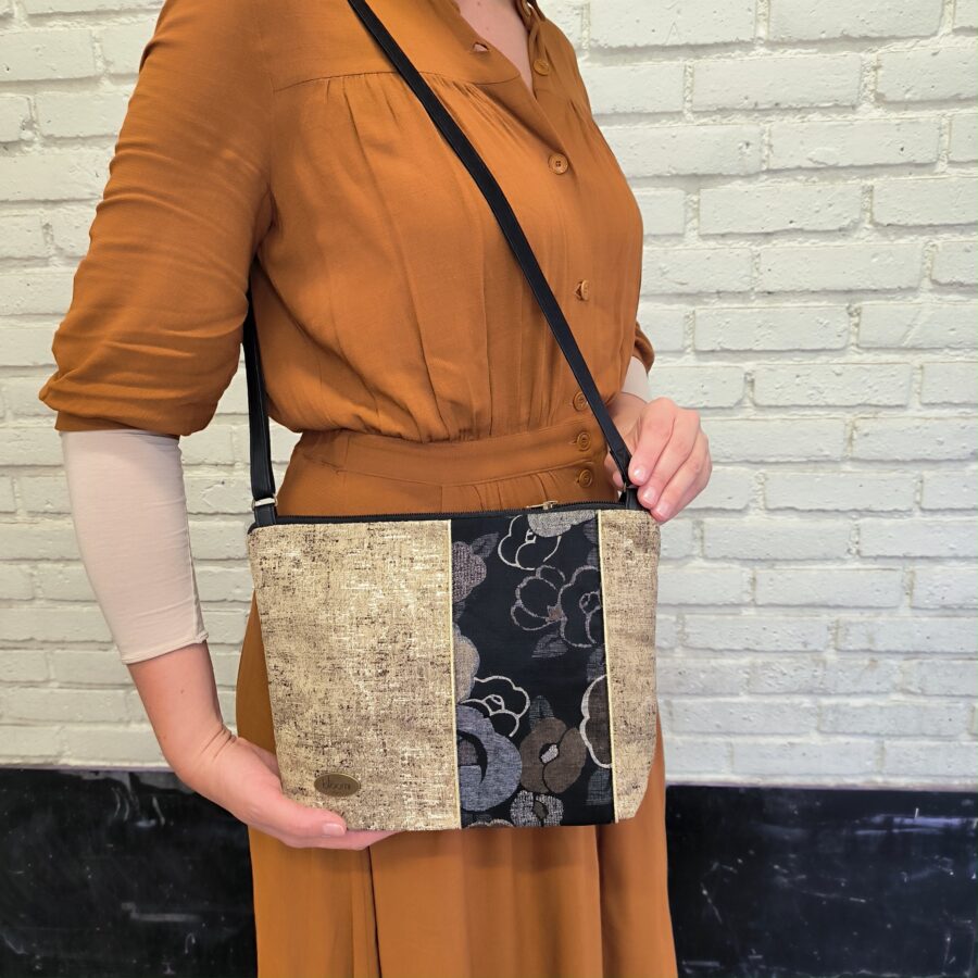 Pochette bandoulière vegan dorée en  Fleurs japonaises or et noir – Image 3