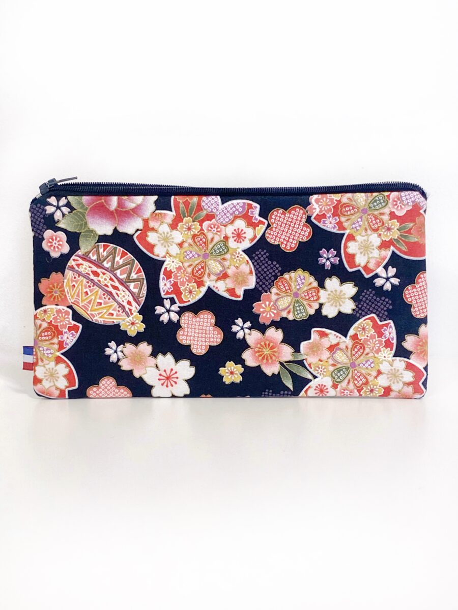 Trousse allongée Kimono Rouge à fleurs – Image 2