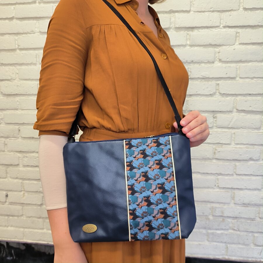 Pochette bandoulière vegan en cuir marine vegan et Liberty de fleurs Pavot Bleu