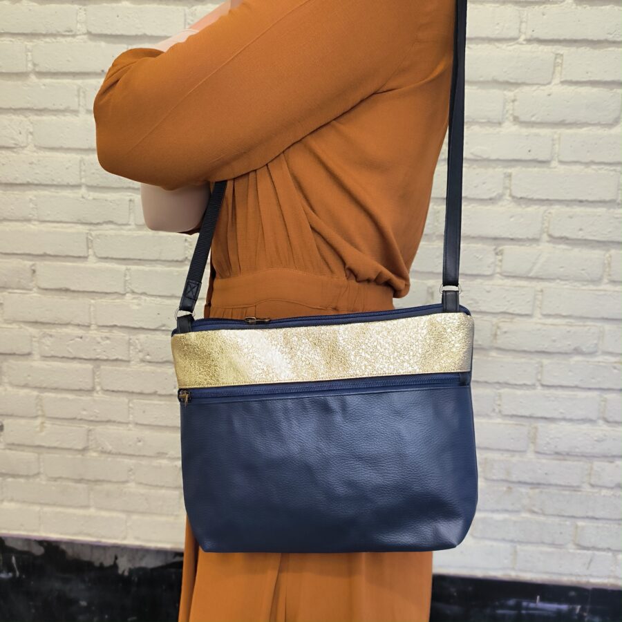 Pochette bandoulière vegan en cuir marine vegan et Liberty de fleurs Pavot Bleu – Image 2