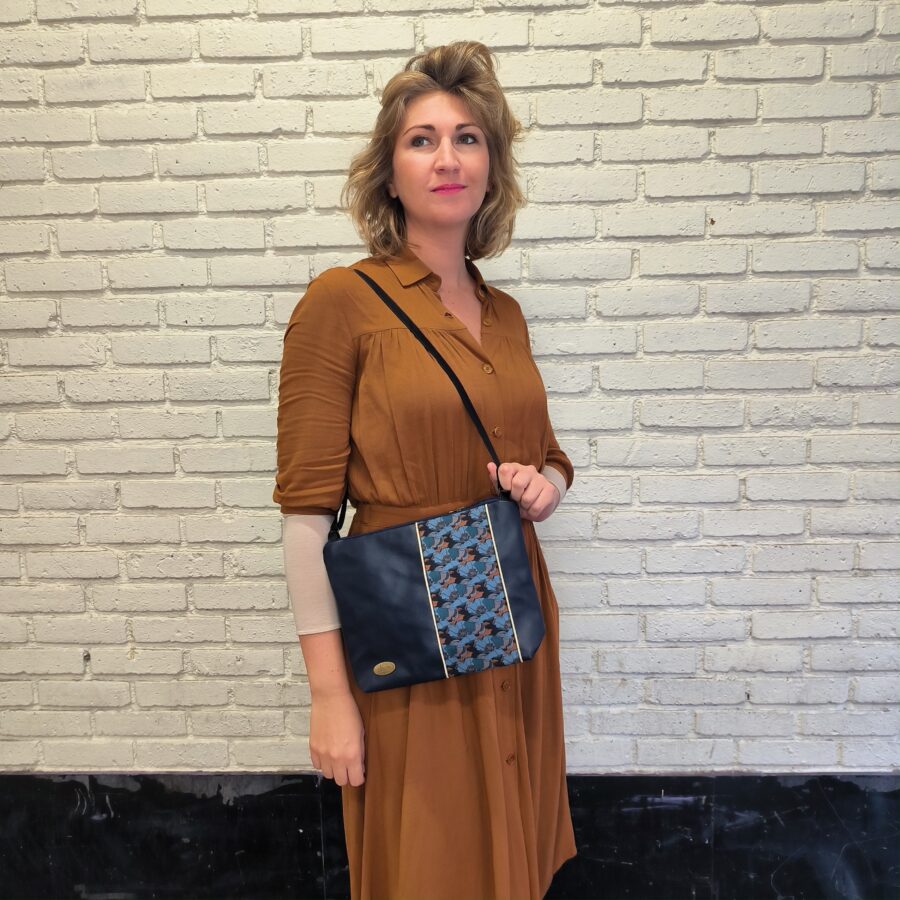 Pochette bandoulière vegan en cuir marine vegan et Liberty de fleurs Pavot Bleu – Image 4