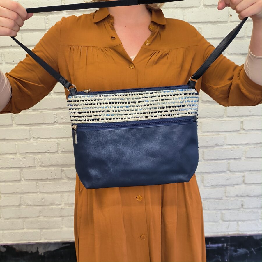Pochette bandoulière moyenne en tweed et cuir vegan marine Tweedy Bleu – Image 4