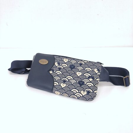 Petite Banane cuir vegan marine aux motifs de chats et vagues japonaises