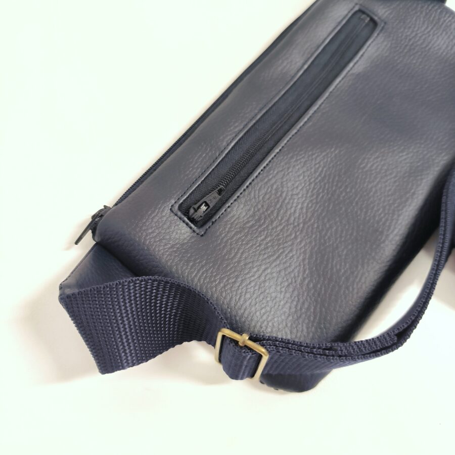 Petite Banane cuir vegan marine aux motifs de chats et vagues japonaises – Image 3