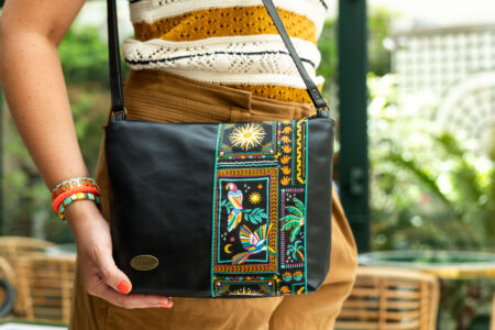 Moyenne pochette bandoulière à bande Costa Rica – Noir & Oiseaux tropicaux